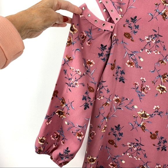 Trixxi Girl Cut out Shoulder Top - Picture 4 of 8